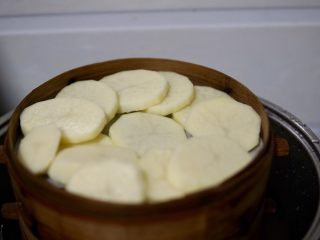 4、土豆虾球,放在蒸笼上