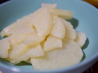 6、土豆虾球,蒸至全熟后夹出来放在碗内