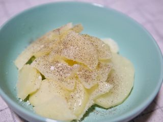 7、土豆虾球,放入适量食盐和胡椒粉