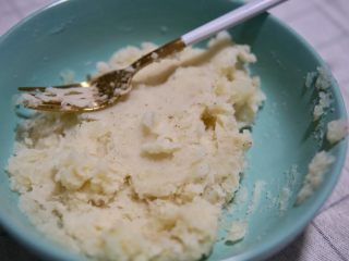 9、土豆虾球,混合均匀后备用，可以尝尝味道咸淡