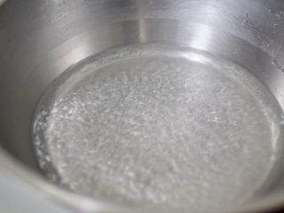 11、土豆虾球,再煮适量开水准备烫虾