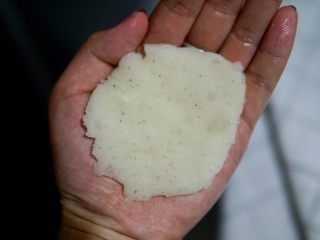 14、土豆虾球,拿出事先准备的土豆泥，放于手心压扁