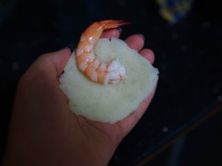 15、土豆虾球,放入虾在中间