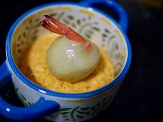 22、土豆虾球,滚好鸡蛋液的土豆虾球滚一层面包糠