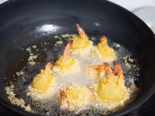 25、土豆虾球,冷锅热油油温到8成热的时候把虾球放进去炸到金黄即可