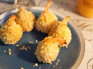 27、土豆虾球,炸好的虾球厨房纸巾吸干油份即可