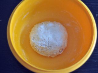 1、黑芝麻吐司,将中种面粉所需的材料混合成面团，盖上保鲜膜，放入冰箱冷藏14小时以上。
