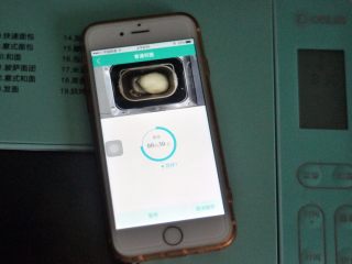 4、黑芝麻吐司,启动面包机揉面程序30分钟（其中包含揉面1、静置10分钟、揉面2），用阿里小智操作更为方便。