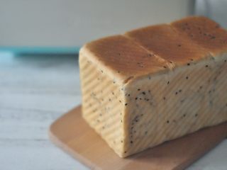 13、黑芝麻吐司,出炉后立即脱模，在晾架上散热，取出后最好先侧放一会儿，以免凹腰，凉至手温后装袋。