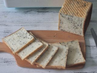 14、黑芝麻吐司,芝麻配炼奶，喜欢吗？