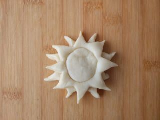 13、原味麦香小面包,将两片摞在一起，中间以少许团成球的面团填满，放到一旁发酵备用。