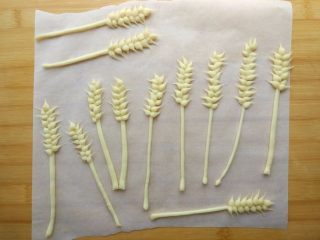 15、原味麦香小面包,将所有麦穗都这样做好。