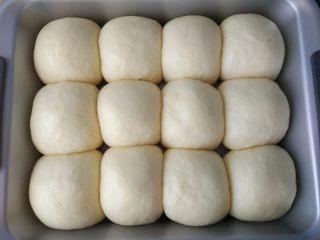 16、原味麦香小面包,待面包胚发酵到1.5倍大左右后。