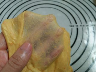 3、胡萝卜小餐包,3.加入黄油揉至完全扩展阶段