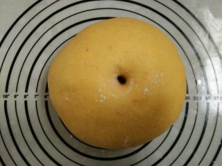 4、胡萝卜小餐包, 4.进行第一次发酵（温度在28-30度左右）发酵到2-2.5倍大,发酵好的面团不回缩不塌陷