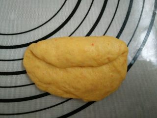 7、胡萝卜小餐包, 7.将上半部分向中间位置折起