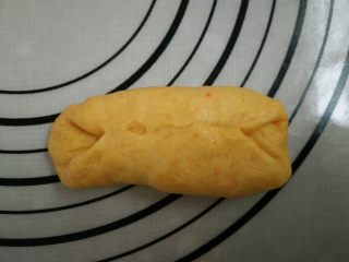 8、胡萝卜小餐包,8.将下半部分向中间位置折起