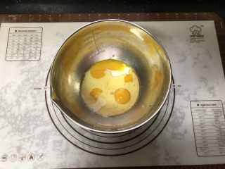 1、橙香戚风蛋糕,蛋黄、牛奶、玉米油一起倒入盆中。