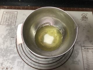 7、橙香戚风蛋糕,蛋白中加入白糖。