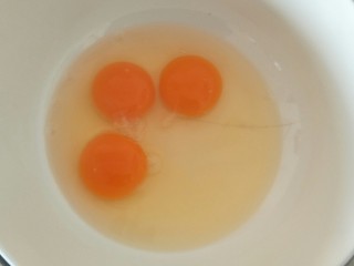 1、奶油草莓海绵蛋糕,海绵蛋糕，要打发全蛋液很简单。打三个鸡蛋，放入碗中，隔水加热。