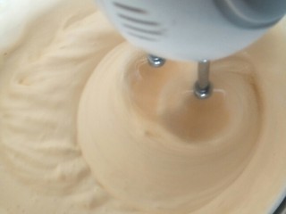 4、奶油草莓海绵蛋糕,打发打发