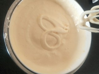 5、奶油草莓海绵蛋糕,打发到画“8”，花纹不消失。