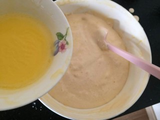 9、奶油草莓海绵蛋糕,加入融化好的黄油和牛奶。