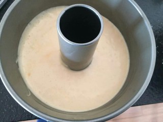 11、奶油草莓海绵蛋糕,倒入模具中，震出大气泡送入烤箱。