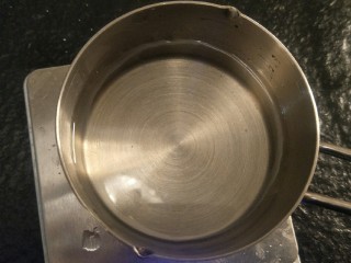 14、奶油草莓海绵蛋糕,制作糖水。水加细砂糖融化。