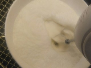 16、奶油草莓海绵蛋糕,打发淡奶油。360克淡奶油加15克牛奶加20克细砂糖。