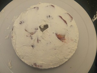 20、奶油草莓海绵蛋糕,草莓上，继续加入一层奶油。