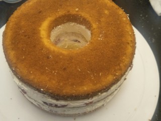 22、奶油草莓海绵蛋糕,放入最顶上的蛋糕片。