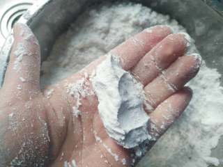 4、桂花糕,揉搓均匀，用手抓一把，能刚好成团，不容易散