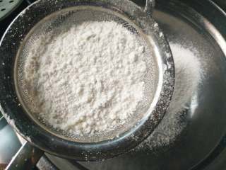 5、桂花糕,用20目筛子过筛