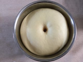 4、全蛋吐司-黑金刚吐司,盖保鲜膜发酵60分钟,约2-2.5倍