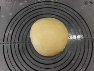 5、全蛋吐司-黑金刚吐司,取出面团,揉圆排气