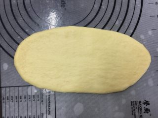 7、全蛋吐司-黑金刚吐司,静置完毕后,将面团擀成长舌装