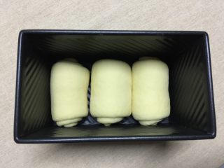 11、全蛋吐司-黑金刚吐司,收口向下,同向码入土司盒内