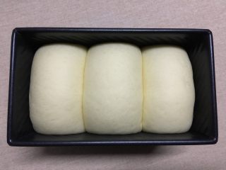 12、全蛋吐司-黑金刚吐司,盖保鲜膜发酵35分钟至8分满