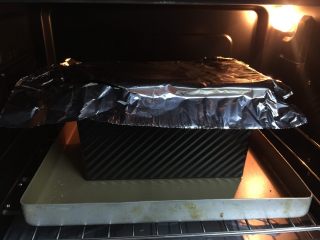 14、全蛋吐司-黑金刚吐司,送进烤箱中下层,上下火150度,35分钟