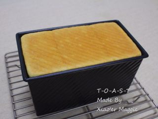 15、全蛋吐司-黑金刚吐司,出炉后马上取出,轻震一下,开盖脱模