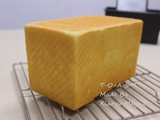 16、全蛋吐司-黑金刚吐司,放在网架上晾凉