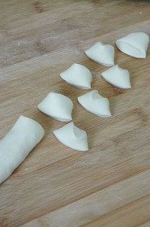 6、徐州过年头牌美食—猪肉饺子,将面团取出，整成稍细的长条状，然后左右滚动着切出同等的小面剂子。