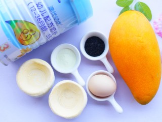 1、网红蛋挞皮芒果酥,????准备材料????：芒果1个，蛋挞皮10个，鸡蛋1个，黑芝麻适量，澳优爱优奶粉1勺。