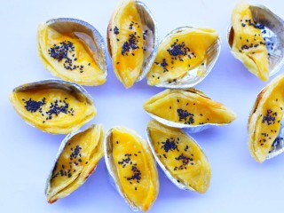 10、网红蛋挞皮芒果酥,撒上芝麻点缀。