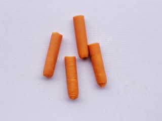 3、爆浆芝士火腿土司卷,火腿切半。