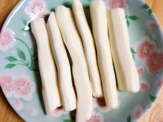 1、山药小饼,准备好山药，削皮洗净。