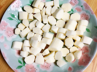 2、山药小饼,将山药切成小块。