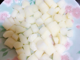 3、山药小饼,山药放入蒸锅蒸15分钟，取出放凉待用。