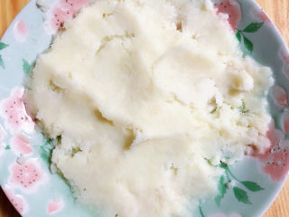 4、山药小饼,将山药压成泥。